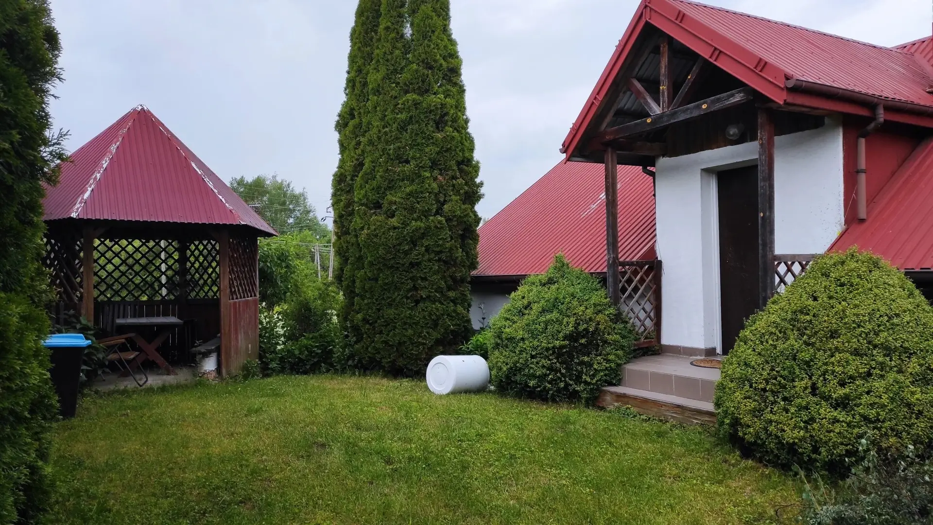 Widok domku z tyłu
