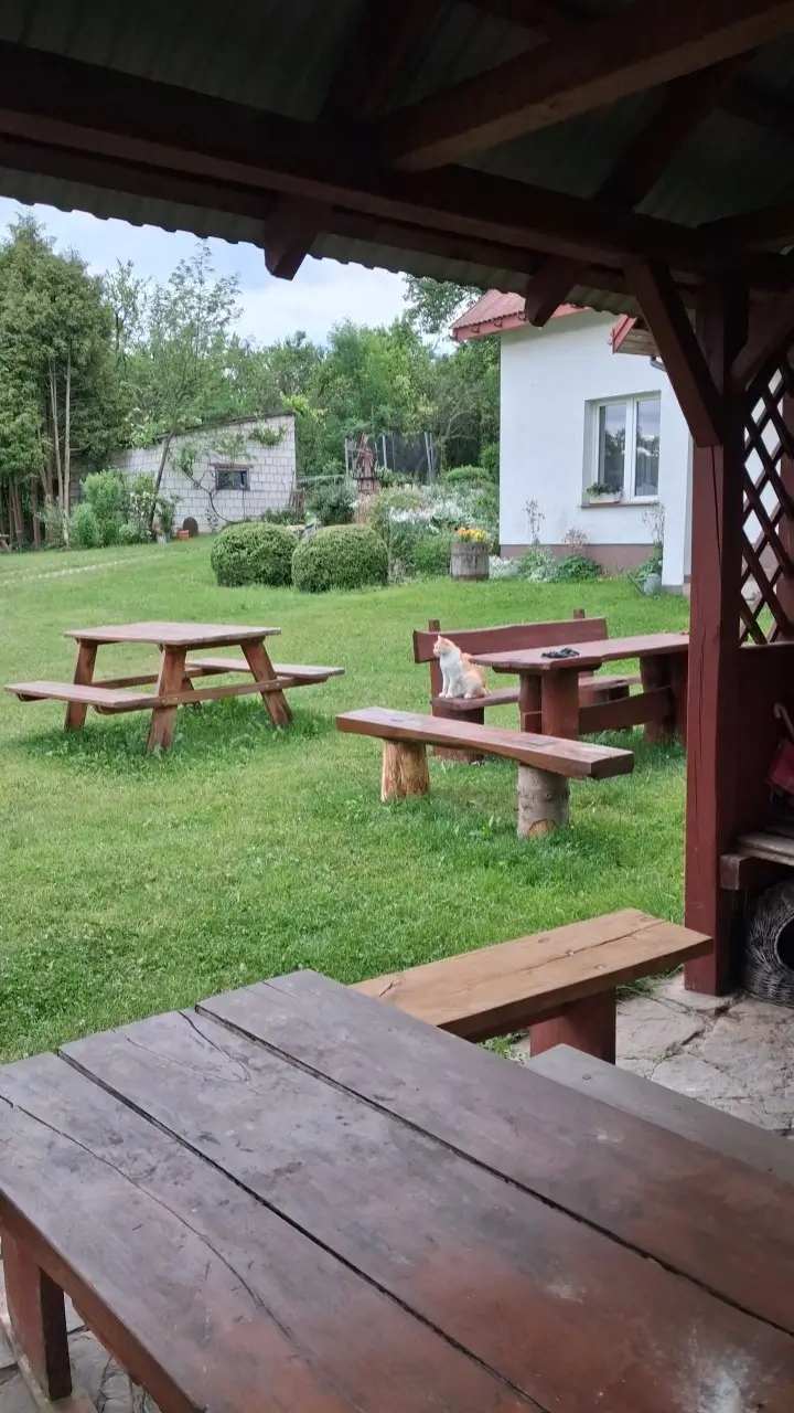 Stoły piknikowe przed domkiem w Piwniczka Korytnica nad Zalewem Chańcza