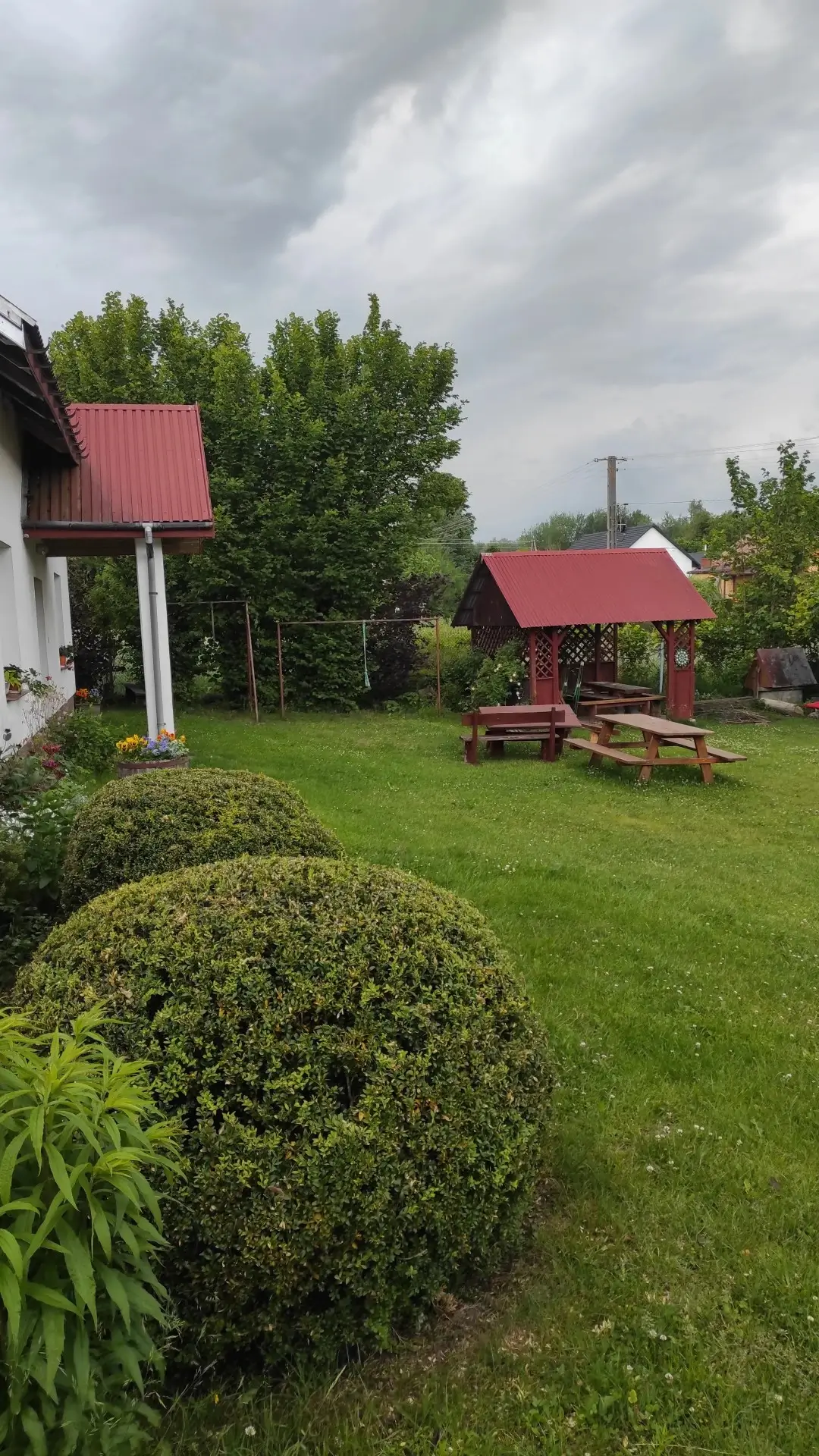 Front domku z miejscem do siedzenia